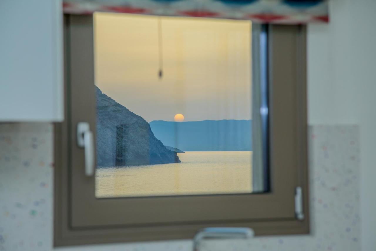 Almyra Seaside House Мохлос Екстериор снимка
